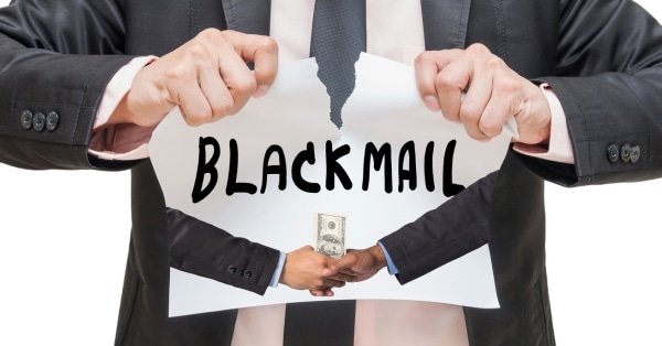 איש עסקים קורע את השלט BLACKMAIL לאחר שקיבל את הכסף